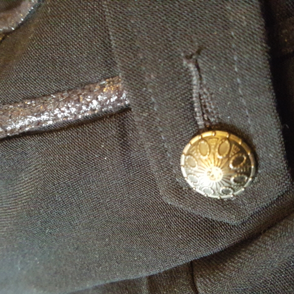 Black short zippered jacket with cute shiny detail - Picture 4 of 5